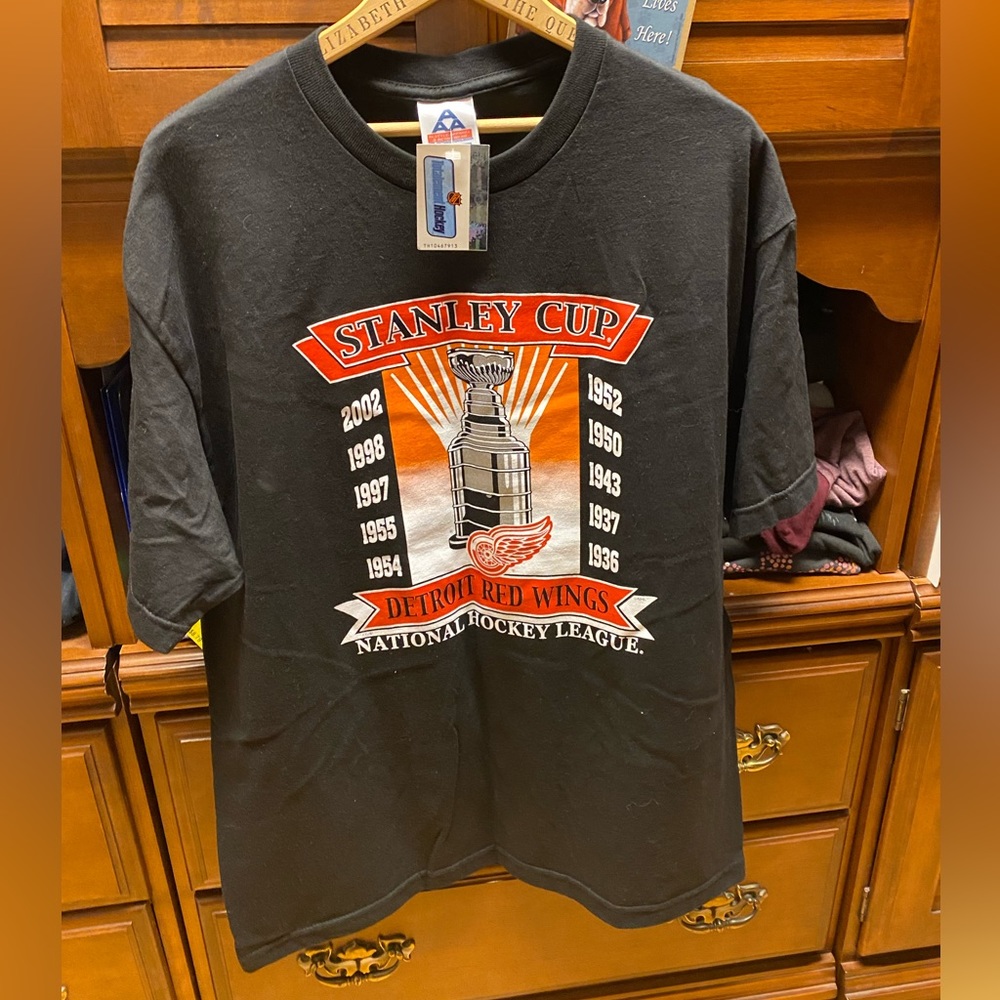 Detroit Red wings Stanley Cups through the years T-Shirt